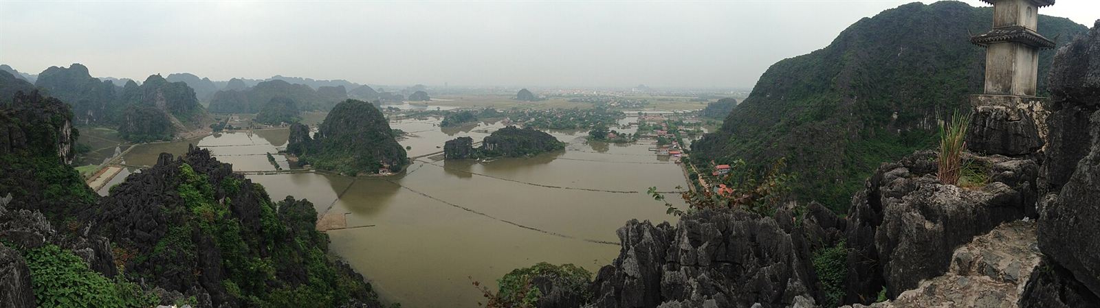 Toàn cảnh những ngọn núi đá vôi và đồng nước Ninh Bình nhìn từ đỉnh Hang Múa